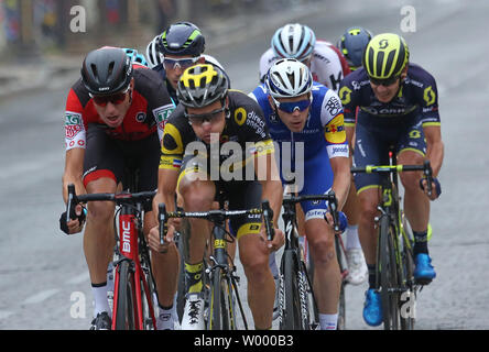 Wettbewerber Fahrt entlang der Avenue des Champs-Elysees während der Tour de France in Paris am 23. Juli 2017. Chris Froome Großbritannien behauptete seinen vierten Tour de France Sieg. Foto von David Silpa/UPI Stockfoto