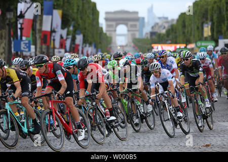 Wettbewerber Fahrt entlang der Avenue des Champs-Elysees während der Tour de France in Paris am 23. Juli 2017. Chris Froome Großbritannien behauptete seinen vierten Tour de France Sieg. Foto von David Silpa/UPI Stockfoto