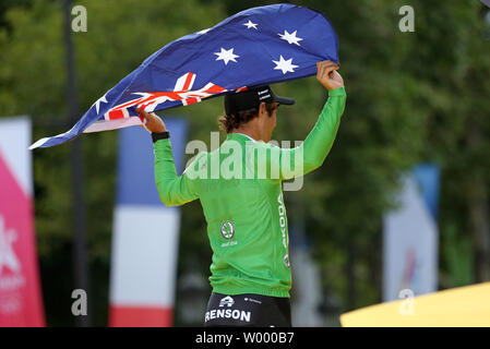 Michael Matthews von Australien feiert auf der Präsentation Podium, nachdem er das grüne Trikot (allgemeine Punkte) an der Tour de France in Paris am 23. Juli 2017. Foto von David Silpa/UPI Stockfoto