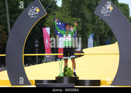 Michael Matthews von Australien feiert auf der Präsentation Podium, nachdem er das grüne Trikot (allgemeine Punkte) an der Tour de France in Paris am 23. Juli 2017. Foto von David Silpa/UPI Stockfoto