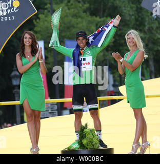 Michael Matthews von Australien feiert auf der Präsentation Podium, nachdem er das grüne Trikot (allgemeine Punkte) an der Tour de France in Paris am 23. Juli 2017. Foto von David Silpa/UPI Stockfoto