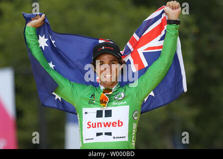 Michael Matthews von Australien feiert auf der Präsentation Podium, nachdem er das grüne Trikot (allgemeine Punkte) an der Tour de France in Paris am 23. Juli 2017. Foto von David Silpa/UPI Stockfoto