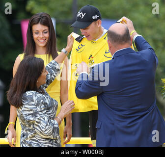 Chris Froome Großbritannien erhält das gelbe Trikot von Paris Bürgermeister Anne Hidalgo (L) auf die Präsentation Podium nach dem Gewinn der Tour de France in Paris am 23. Juli 2017. Froome behauptete seinen vierten Tour de France Sieg. Foto von David Silpa/UPI Stockfoto