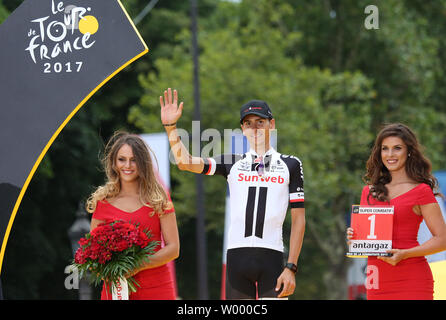 Warren Barguil von Frankreich feiert auf der Präsentation Podium, nachdem er beste Kletterer bei der Tour de France in Paris am 23. Juli 2017. Foto von David Silpa/UPI Stockfoto