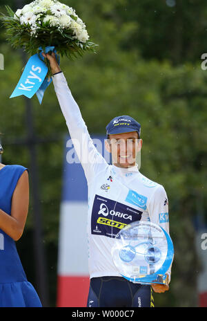 Simon Yates von Großbritannien feiert auf der Präsentation Podium, nachdem er Beste junge Fahrer an der Tour de France in Paris am 23. Juli 2017. Foto von David Silpa/UPI Stockfoto