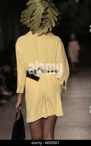 Ein Modell auf dem Laufsteg während Junko Shimada's Show als Teil der Herbst-winter 2017-2018 Paris High Fashion am 3. Oktober 2017. Foto von Maya Vidon-White/UPI Stockfoto