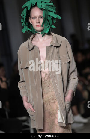 Ein Modell auf dem Laufsteg während Junko Shimada's Show als Teil der Herbst-winter 2017-2018 Paris High Fashion am 3. Oktober 2017. Foto von Maya Vidon-White/UPI Stockfoto