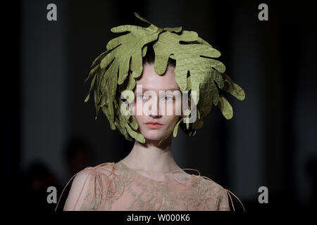 Ein Modell auf dem Laufsteg während Junko Shimada's Show als Teil der Herbst-winter 2017-2018 Paris High Fashion am 3. Oktober 2017. Foto von Maya Vidon-White/UPI Stockfoto