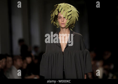 Ein Modell auf dem Laufsteg während Junko Shimada's Show als Teil der Herbst-winter 2017-2018 Paris High Fashion am 3. Oktober 2017. Foto von Maya Vidon-White/UPI Stockfoto