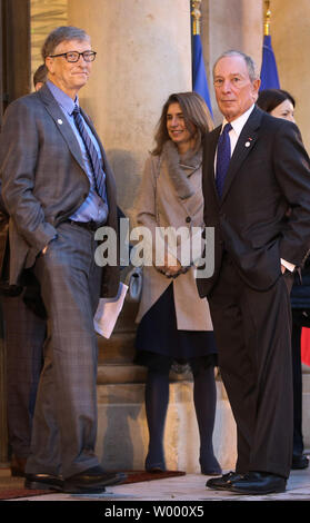 US-Geschäft Magnaten Bill Gates (L) und Michael Bloomberg chat auf den Stufen des Elysee Palace in Paris mit anderen Mitgliedern einer Delegation von Philanthropen, am 12. Dezember 2017. Die Delegation traf mit dem französischen Präsidenten Emmanuel längestrich als Teil der einen Welt Klimagipfel. Foto von Maya Vidon-White/UPI Stockfoto