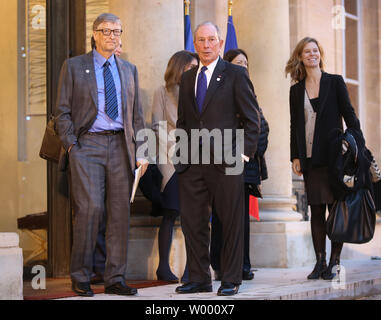 US-Geschäft Magnaten Bill Gates (L) und Michael Bloomberg chat auf den Stufen des Elysee Palace in Paris mit anderen Mitgliedern einer Delegation von Philanthropen, am 12. Dezember 2017. Die Delegation traf mit dem französischen Präsidenten Emmanuel längestrich als Teil der einen Welt Klimagipfel. Foto von Maya Vidon-White/UPI Stockfoto