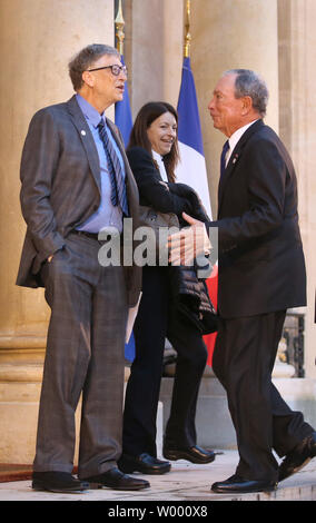 US-Geschäft Magnaten Bill Gates (L) und Michael Bloomberg chat auf den Stufen des Elysee Palace in Paris mit anderen Mitgliedern einer Delegation von Philanthropen, am 12. Dezember 2017. Die Delegation traf mit dem französischen Präsidenten Emmanuel längestrich als Teil der einen Welt Klimagipfel. Foto von Maya Vidon-White/UPI Stockfoto