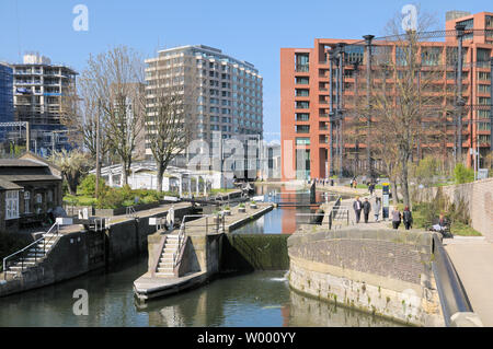 St. Pancras Sperren und Gasspeicher Park, Regent's Canal, King's Cross, London, England, Großbritannien Stockfoto