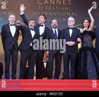 (Von L nach R) Alexandre Mallet-Guy, Eduard Fernandez, Javier Bardem, Asghar Farhadi, Festivalleiter Thierry Fremaux und Penelope Cruz kommen auf den Stufen des Palais des Festivals vor der Vorführung des Films "Jeder weiß" bei der Eröffnung der 71. jährliche Internationale Filmfestspiele von Cannes in Cannes, Frankreich Am 8. Mai 2018. Foto von David Silpa/UPI Stockfoto