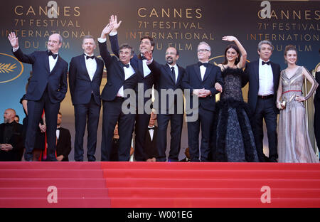 (Von L nach R) Festival Präsident Pierre Lescure, Alexandre Mallet-Guy, Eduard Fernandez, Javier Bardem, Asghar Farhadi, Festivalleiter Thierry Fremaux, Penelope Cruz, Ricardo Darin und Carla Campra kommen auf den Stufen des Palais des Festivals vor der Vorführung des Films "Jeder weiß" bei der Eröffnung der 71. jährliche Internationale Filmfestspiele von Cannes in Cannes, Frankreich Am 8. Mai 2018. Foto von David Silpa/UPI Stockfoto