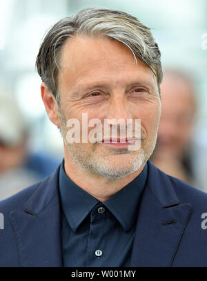 Mads Mikkelsen ist an einem Fotoshooting für den Film 'Arktis' während die 71. jährliche Internationale Filmfestspiele von Cannes in Cannes, Frankreich am 10. Mai 2018. Foto von Lazlo Fitz/UPI Stockfoto