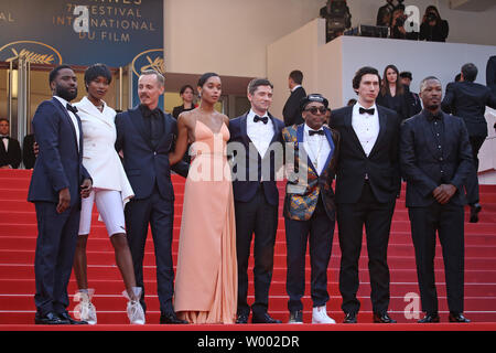 (Von L nach R) John David Washington, Damaris Lewis, Jasper Paakkonen, Laura Harrier, Topher Grace, Spike Lee, Adam Treiber und Corey Hawkins kommen auf den Stufen des Palais des Festivals vor der Vorführung des Films "Blackkklansman' während die 71. jährliche Internationale Filmfestspiele von Cannes in Cannes, Frankreich am 14. Mai 2018. Foto von David Silpa/UPI Stockfoto