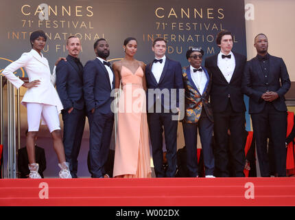 (Von L nach R) Damaris Lewis, Jasper Paakkonen, John David Washington, Laura Harrier, Topher Grace, Spike Lee, Adam Treiber und Corey Hawkins kommen auf den Stufen des Palais des Festivals vor der Vorführung des Films "Blackkklansman' während die 71. jährliche Internationale Filmfestspiele von Cannes in Cannes, Frankreich am 14. Mai 2018. Foto von David Silpa/UPI Stockfoto
