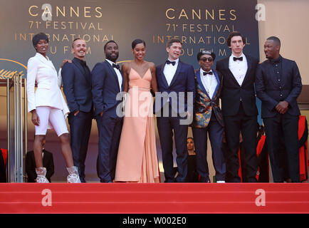 (Von L nach R) Damaris Lewis, Jasper Paakkonen, John David Washington, Laura Harrier, Topher Grace, Spike Lee, Adam Treiber und Corey Hawkins kommen auf den Stufen des Palais des Festivals vor der Vorführung des Films "Blackkklansman' während die 71. jährliche Internationale Filmfestspiele von Cannes in Cannes, Frankreich am 14. Mai 2018. Foto von David Silpa/UPI Stockfoto