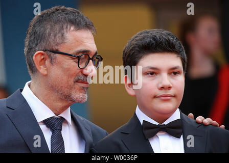 Nuri Bilge Ceylan (L) und Ayaz Ceylan ankommen auf dem roten Teppich vor der Vorführung des Films "Die wilden Birnbaum (ahlat Agaci)' an die 71. jährliche Internationale Filmfestspiele von Cannes in Cannes, Frankreich am 18. Mai 2018. Foto von David Silpa/UPI Stockfoto