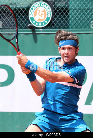 Amerikanische Jared Donaldson schlägt einen Schuß in der ersten Runde der French Open Männer Spiel gegen Nicolas Jarry von Chile in Roland Garros in Paris am 27. Mai 2018. Donaldson besiegt Jarry 6-3, 4-6, 3-6, 6-3, 6-4 in die zweite Runde zu gelangen. Foto von David Silpa/UPI Stockfoto