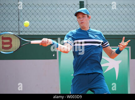 Nicolas Jarry von Chile schlägt einen Schuß in der ersten Runde der French Open Männer Spiel gegen amerikanische Jared Donaldson in Roland Garros in Paris am 27. Mai 2018. Donaldson besiegt Jarry 6-3, 4-6, 3-6, 6-3, 6-4 in die zweite Runde zu gelangen. Foto von David Silpa/UPI Stockfoto