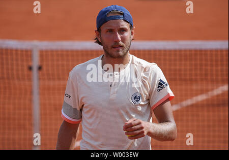 Lucas Pouille von Frankreich Pausen während der ersten Runde der French Open Männer Spiel gegen Daniil Medwedew Russlands in Roland Garros in Paris am 27. Mai 2018. Pouille besiegt Medwedew 6-2, 6-3, 6-4 in die zweite Runde zu gelangen. Foto von David Silpa/UPI Stockfoto