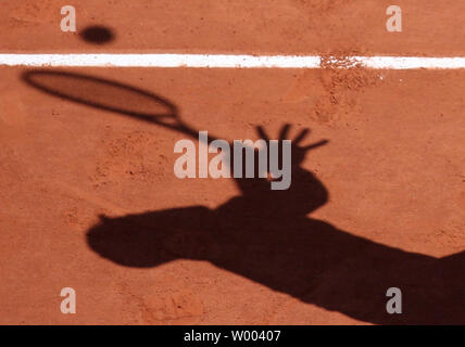 Der Schatten von Diego Schwartzman Argentiniens während der vierten Runde der French Open Männer Spiel gegen Kevin Anderson aus Südafrika in Roland Garros in Paris am 4. Juni 2018 gesehen. Schwartzman besiegt Anderson 1-6, 2-6, 7-5, 7-6 (7), 6-2 zu den Viertelfinalen vorzurücken. Foto von David Silpa/UPI Stockfoto