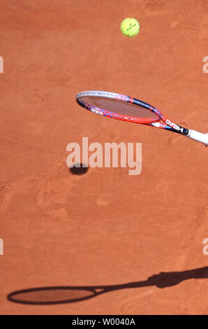 Die Schläger von Diego Schwartzman Argentiniens während der vierten Runde der French Open Männer Spiel gegen Kevin Anderson aus Südafrika in Roland Garros in Paris am 4. Juni 2018 gesehen. Schwartzman besiegt Anderson 1-6, 2-6, 7-5, 7-6 (7), 6-2 zu den Viertelfinalen vorzurücken. Foto von David Silpa/UPI Stockfoto