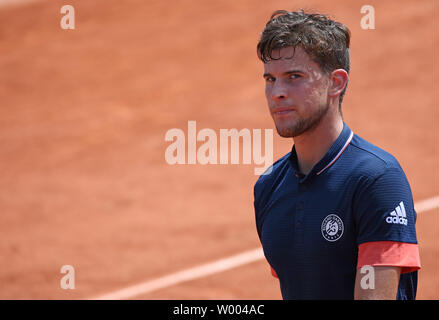 Dominic Thiem Österreichs Pausen beim Halbfinale der French Open Männer Spiel gegen Marco Cecchinato von Italien in Roland Garros in Paris am 8. Juni 2018. Thiem besiegt Cecchinato 7-5, 7-6 (10.), 6-1 ins Finale vorzurücken. Foto von David Silpa/UPI Stockfoto