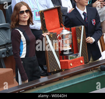 Die französische Schauspielerin Isabelle Huppert kommt mit einem Kasten Durchführung der Meisterschaft Trophy vor Beginn des French Open Frauen Match zwischen amerikanischen Sloane Stephens und Simona Halep von Rumänien in Roland Garros in Paris am 9. Juni 2018. Halep besiegt Stephens 3-6, 6-4, 6-1 ihre erste grosse Meisterschaft zu gewinnen. Foto von David Silpa/UPI Stockfoto