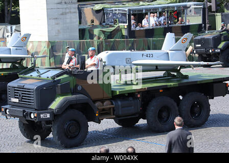 Die französischen Soldaten Fahren eines Fahrzeugs, einer Drohne in der jährlichen Tag der Bastille Militärparade auf der Avenue des Champs-Elysees in Paris am 14. Juli 2018 teilnehmen. Foto von David Silpa/UPI Stockfoto