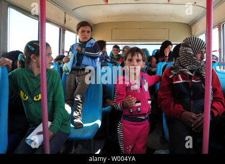 Homs, Syrien. 26 Juni, 2019. Syrische Flüchtlinge kommen an der Jlaighem Überfahrt in der östlichen Provinz Landschaft von Homs, Syrien, am 26. Juni 2019. Hunderte von syrischen Flüchtlingen aus dem Rukban Camp im südlichen Syrien zurückgegeben am Mittwoch. Credit: Ammar Safarjalani/Xinhua/Alamy leben Nachrichten Stockfoto