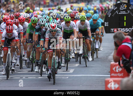 Wettbewerber Fahrt entlang der Avenue des Champs-Elysees während der Tour de France in Paris am 29. Juli 2018. Geraint Thomas von Großbritannien behauptete seine erste Tour de France Sieg, werden der erste Welshman, um den Fall zu gewinnen. Foto von David Silpa/UPI Stockfoto