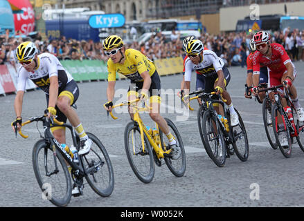 Geraint Thomas (in Gelb) von Großbritannien folgt seinem Team Sky Mannschaftskameraden auf der Champs-Elysees, bevor er die Tour de France in Paris am 29. Juli 2018. Thomas behauptete, seine erste Tour de France Sieg, werden der erste Welshman, um den Fall zu gewinnen. Foto von David Silpa/UPI Stockfoto