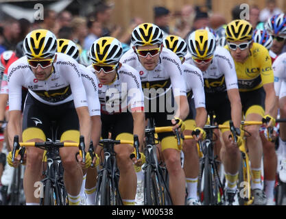 Geraint Thomas (in Gelb) von Großbritannien folgt seinem Team Sky Mannschaftskameraden auf der Champs-Elysees, bevor er die Tour de France in Paris am 29. Juli 2018. Thomas behauptete, seine erste Tour de France Sieg, werden der erste Welshman, um den Fall zu gewinnen. Foto von David Silpa/UPI Stockfoto