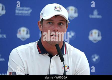 Bryson DeChambeau hält eine Pressekonferenz am ersten Praxis Tag der Ryder Cup 2018 bei Le Golf National in Montigny-le-Bretonneux in der Nähe von Paris am 25. September 2018. Team USA verteidigt die Ryder Cup gegen Team Europe in das dreitägige Turnier beginnt am Freitag, den 28. September. Foto von David Silpa/UPI Stockfoto