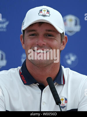 Bryson DeChambeau hält eine Pressekonferenz am ersten Praxis Tag der Ryder Cup 2018 bei Le Golf National in Montigny-le-Bretonneux in der Nähe von Paris am 25. September 2018. Team USA verteidigt die Ryder Cup gegen Team Europe in das dreitägige Turnier beginnt am Freitag, den 28. September. Foto von David Silpa/UPI Stockfoto