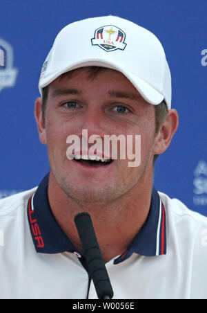 Bryson DeChambeau hält eine Pressekonferenz am ersten Praxis Tag der Ryder Cup 2018 bei Le Golf National in Montigny-le-Bretonneux in der Nähe von Paris am 25. September 2018. Team USA verteidigt die Ryder Cup gegen Team Europe in das dreitägige Turnier beginnt am Freitag, den 28. September. Foto von David Silpa/UPI Stockfoto