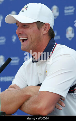Bryson DeChambeau hält eine Pressekonferenz am ersten Praxis Tag der Ryder Cup 2018 bei Le Golf National in Montigny-le-Bretonneux in der Nähe von Paris am 25. September 2018. Team USA verteidigt die Ryder Cup gegen Team Europe in das dreitägige Turnier beginnt am Freitag, den 28. September. Foto von David Silpa/UPI Stockfoto