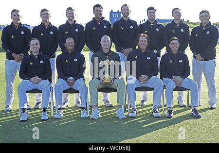 (Oben L bis R) Bäche Koepka, Bryson DeChambeau, Webb Simpson, Tony Finau, Dustin Johnson, Bubba Watson, Jordanien Spieth, Patrick Reed (unten L bis R) Justin Thomas, Tiger Woods, Team Captain Jim Furyk, Phil Mickelson und Rickie Fowler kommen für den Ryder Cup Team USA Foto bei Le Golf National in Montigny-le-Bretonneux in der Nähe von Paris am 26. September 2018. Das US-Team wird versuchen, den Ryder Cup gegen Team Europe in das dreitägige Turnier am Freitag beginnt zu verteidigen, 28. September. Foto von David Silpa/UPI Stockfoto
