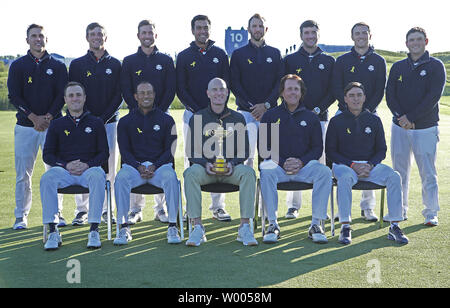 (Oben L bis R) Bäche Koepka, Bryson DeChambeau, Webb Simpson, Tony Finau, Dustin Johnson, Bubba Watson, Jordanien Spieth, Patrick Reed (unten L bis R) Justin Thomas, Tiger Woods, Team Captain Jim Furyk, Phil Mickelson und Rickie Fowler kommen für den Ryder Cup Team USA Foto bei Le Golf National in Montigny-le-Bretonneux in der Nähe von Paris am 26. September 2018. Das US-Team wird versuchen, den Ryder Cup gegen Team Europe in das dreitägige Turnier am Freitag beginnt zu verteidigen, 28. September. Foto von David Silpa/UPI Stockfoto