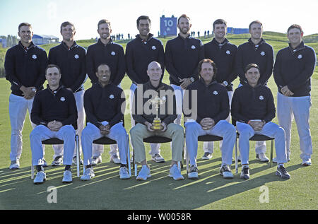 (Oben L bis R) Bäche Koepka, Bryson DeChambeau, Webb Simpson, Tony Finau, Dustin Johnson, Bubba Watson, Jordanien Spieth, Patrick Reed (unten L bis R) Justin Thomas, Tiger Woods, Team Captain Jim Furyk, Phil Mickelson und Rickie Fowler kommen für den Ryder Cup Team USA Foto bei Le Golf National in Montigny-le-Bretonneux in der Nähe von Paris am 26. September 2018. Das US-Team wird versuchen, den Ryder Cup gegen Team Europe in das dreitägige Turnier am Freitag beginnt zu verteidigen, 28. September. Foto von David Silpa/UPI Stockfoto