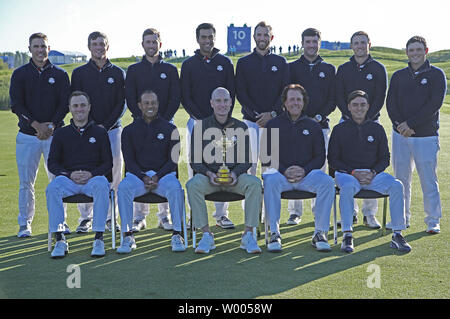 (Oben L bis R) Bäche Koepka, Bryson DeChambeau, Webb Simpson, Tony Finau, Dustin Johnson, Bubba Watson, Jordanien Spieth, Patrick Reed (unten L bis R) Justin Thomas, Tiger Woods, Team Captain Jim Furyk, Phil Mickelson und Rickie Fowler kommen für den Ryder Cup Team USA Foto bei Le Golf National in Montigny-le-Bretonneux in der Nähe von Paris am 26. September 2018. Das US-Team wird versuchen, den Ryder Cup gegen Team Europe in das dreitägige Turnier am Freitag beginnt zu verteidigen, 28. September. Foto von David Silpa/UPI Stockfoto