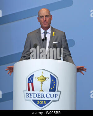 Team USA Captain Jim Furyk spricht während der Ryder Cup Eröffnungsfeier 2018 bei Le Golf National in Montigny-le-Bretonneux in der Nähe von Paris am 26. September 2018. Der Ryder Cup findet alle zwei Jahre statt und bietet Team USA versus Team Europe, abwechselnd in den USA und Europa jeder Konkurrenz. Foto von David Silpa/UPI Stockfoto