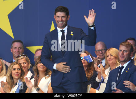 Team Europa Laster Padraig Harrington erkennt der Gast während der Ryder Cup Eröffnungsfeier 2018 bei Le Golf National in Montigny-le-Bretonneux in der Nähe von Paris am 26. September 2018. Der Ryder Cup findet alle zwei Jahre statt und bietet Team USA versus Team Europe, abwechselnd in den USA und Europa jeder Konkurrenz. Foto von David Silpa/UPI Stockfoto