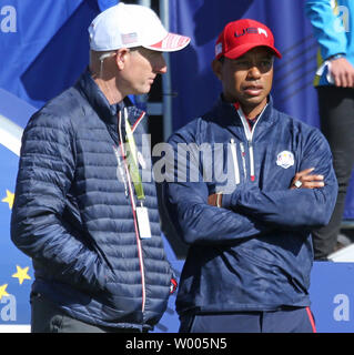 Team USA Captain Jim Furyk (L) und Tiger Woods Chat vor Beginn der abschließenden Tag der Konkurrenz der Ryder Cup bei Le Golf National in Montigny-le-Bretonneux in der Nähe von Paris am 30. September 2018. Team Europa führt das Team USA 10-6 überschrift in den letzten Tag des Wettbewerbs. Foto von David Silpa/UPI Stockfoto