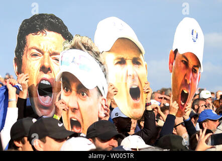 Fans Anzeige giant Ausschnitte von Spielern nach Team Europe die Ryder Schale bei Le Golf National in Montigny-le-Bretonneux in der Nähe von Paris am 30. September 2018 klammerte. Team Europa besiegt Team USA 17,5 10,5 die Amerikaner ihre 6. gerade Verlust auf fremdem Boden. Foto von David Silpa/UPI Stockfoto