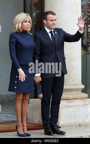 Der französische Präsident Emmanuel Längestrich (R) und seine Frau, Brigitte, Abschied von US-Präsident Donald Trump und First Lady der USA, Melania, da Sie das Elysee Palace in Paris verlassen, 10. November 2018. Trump und seine Frau sind in Frankreich Feierlichkeiten zum 100-jährigen Jubiläum des Ersten Weltkriegs Armistice Day Kennzeichnung zu sorgen. Foto von Eco Clement/UPI Stockfoto