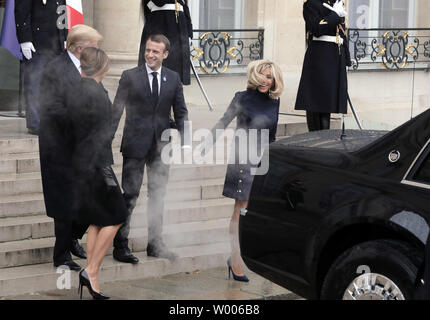 Der französische Präsident Emmanuel Längestrich (2R) und seine Frau, Brigitte (R), werden von Rauch aus der Auspuffleitung aus 'Tier' umgeben, wie sie Abschied von US-Präsident Donald Trump und First Lady der USA, Melania (L), nach einem gemeinsamen Mittagessen im Elysee-palast in Paris, 10. November 2018. Trump und seine Frau sind in Frankreich Feierlichkeiten zum 100-jährigen Jubiläum des Ersten Weltkriegs Armistice Day Kennzeichnung zu sorgen. Foto von Eco Clement/UPI Stockfoto